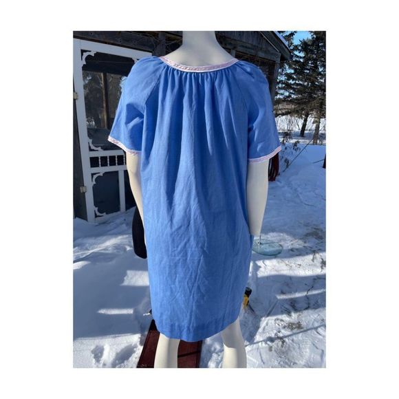80s Chambray Full Zip House Dress Robe Blue Pink Satin Trim Patch Pocket - Picture 7 of 9